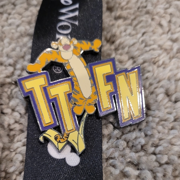 Disney Pin Trading Lanyard + 5 pins - Picture 5 of 6
